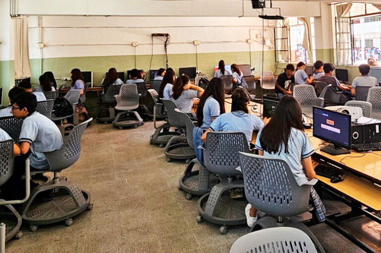 Alumnos en clase de informática